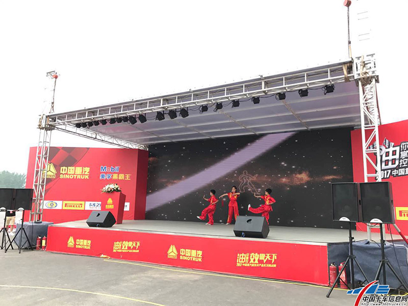 开幕式的少儿武术表演，吸引全场观众的围观，少年强则国强，记者也成为了一枚“小迷妹”啦！