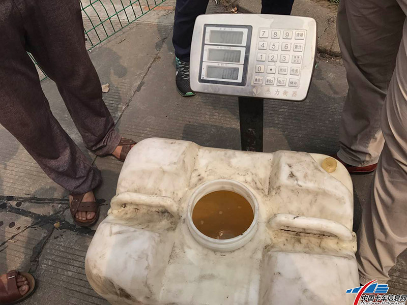 赛前油箱称重45公斤。