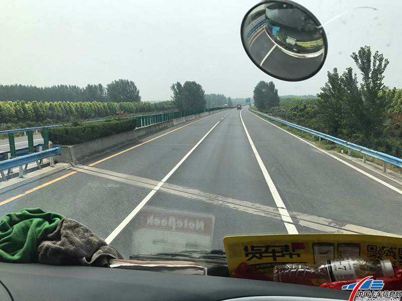 刚驶出服务区就经过了一段下坡高速，魏师傅显得淡定又自信。