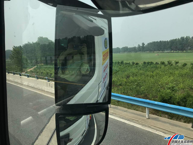 沿途的绿色田园风景赏心悦目，魏傅始终却无心欣赏，紧盯路况。