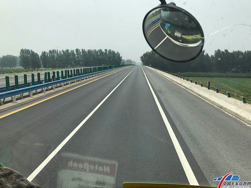 长长的下坡高速。