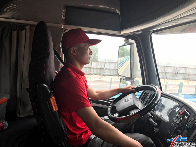 进入G36高速路段后，魏师傅询问了驾驶员目前比赛用时后，开始加速。