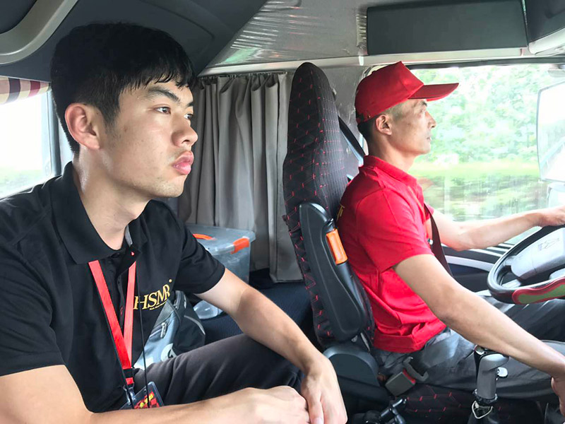 车上的监督员是当地周口人，负责监督驾驶员是否有违规操作行为，并及时提醒选手比赛用时。