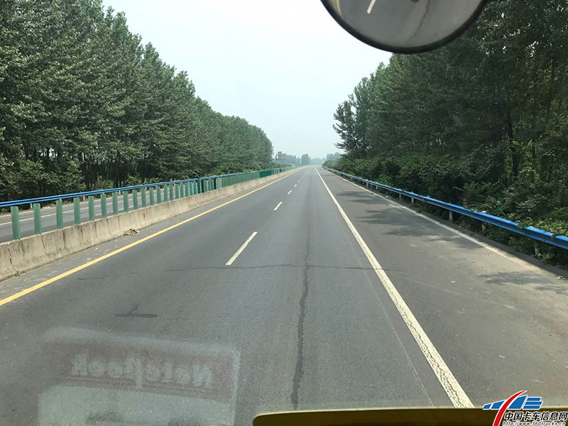目前路上只有魏师傅这一辆车在行驶。