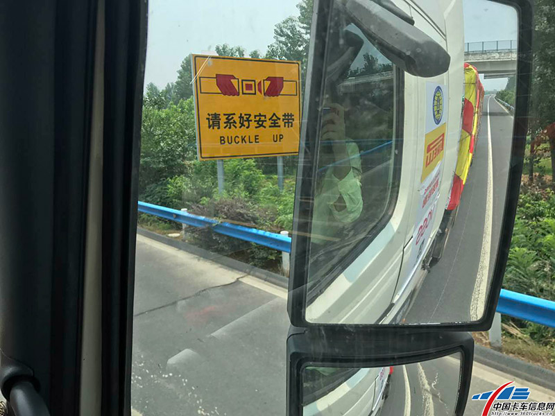 路标提醒驾驶员系好安全带，我们的魏师傅可是一个很认真负责的驾驶员呢。