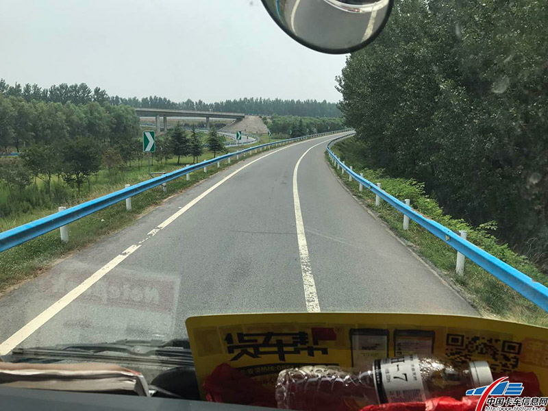 进入G45高速公路后，一个长长的下坡弯道路段。