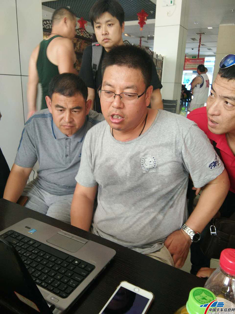 张孝斌主任向选手解释车辆速比的选择