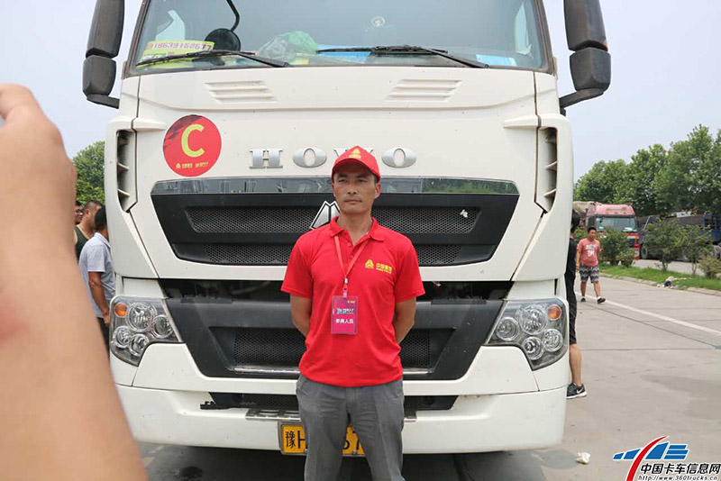 魏师傅与本次比赛用车HOWO T7H合影