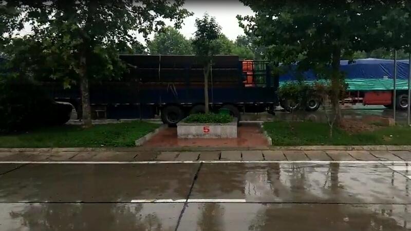 第二辆车比赛期间，下起了雨，从镜头里可以看到还挺大，这无疑会加大比赛的难度，雨水丝毫没有降低比赛的紧张气氛