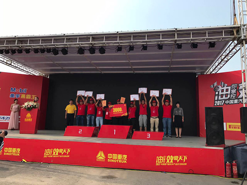 参加小组赛的九位选手上台领奖