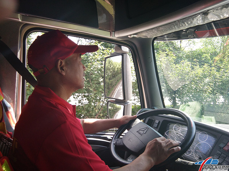 记者先跟车到比赛的出发地点，当被问及昨天比赛的情况时，车主陈师傅说：“挺好玩的”