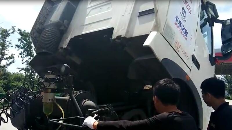 由于要加装外挂比赛油箱，现场工作人员进行油路改造