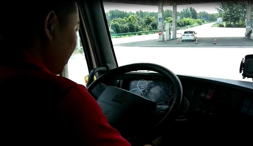第一组选手发车了，陈师傅表示：“和昨天雨天的比赛相比今天能节省2-3个油”