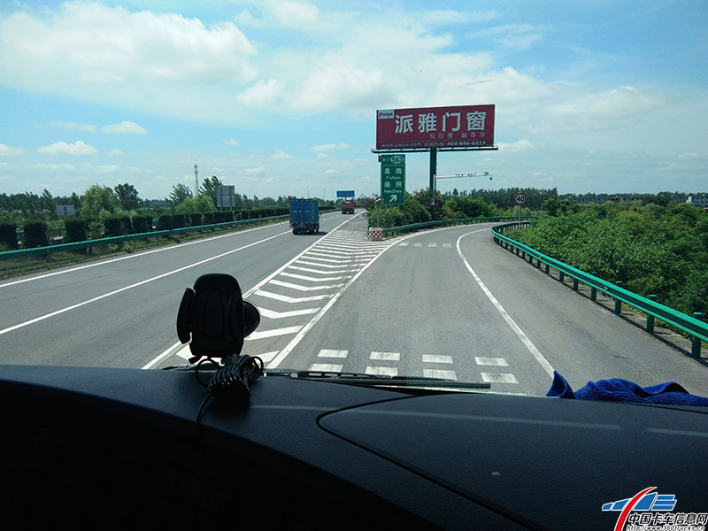 车辆到达岔路口，在这我们将要下高速进行调头