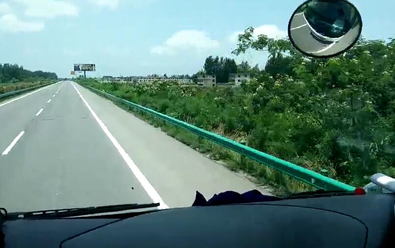 窗外的景色呼啸而过，由于时间过半加上刚才堵车，陈师傅说：“要赶时间跑快一点了，要为收费站留出5分钟时间来。”