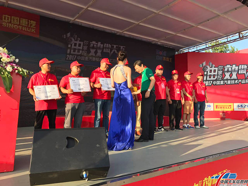 回到开幕式现场，领导为九位车手颁发优秀奖！