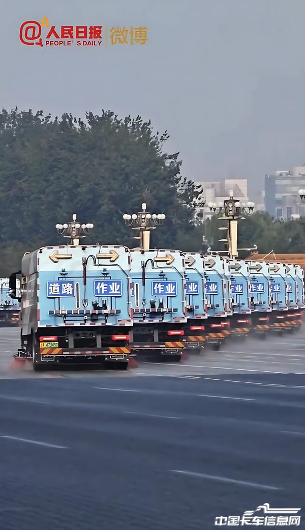 2、车队驶过长安街.jpg